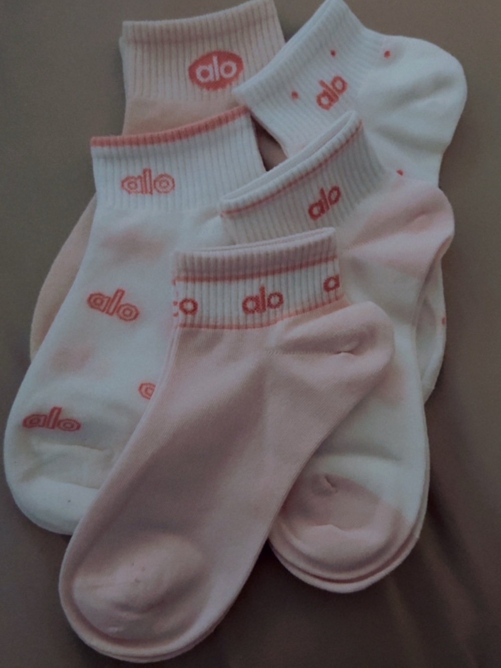 ALO Yoga Low-Cut Ankle Socks in Pink & White (5-Pack)